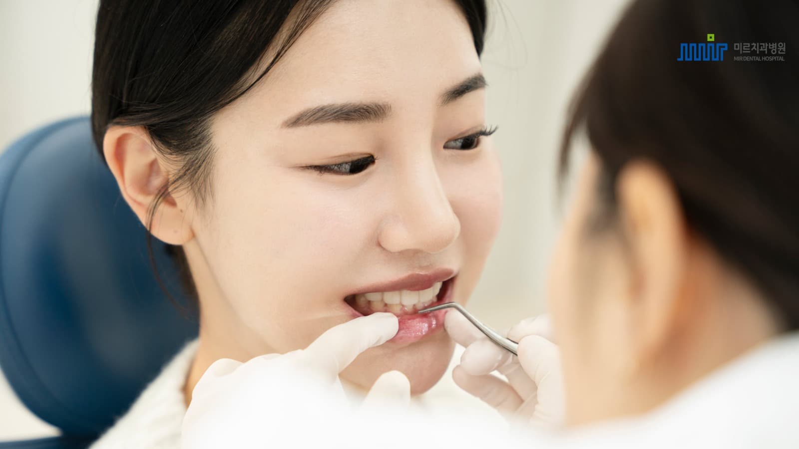 미르치과 병원에서 환자가 미라클네이트 시술을 잘 받고 있는 모습