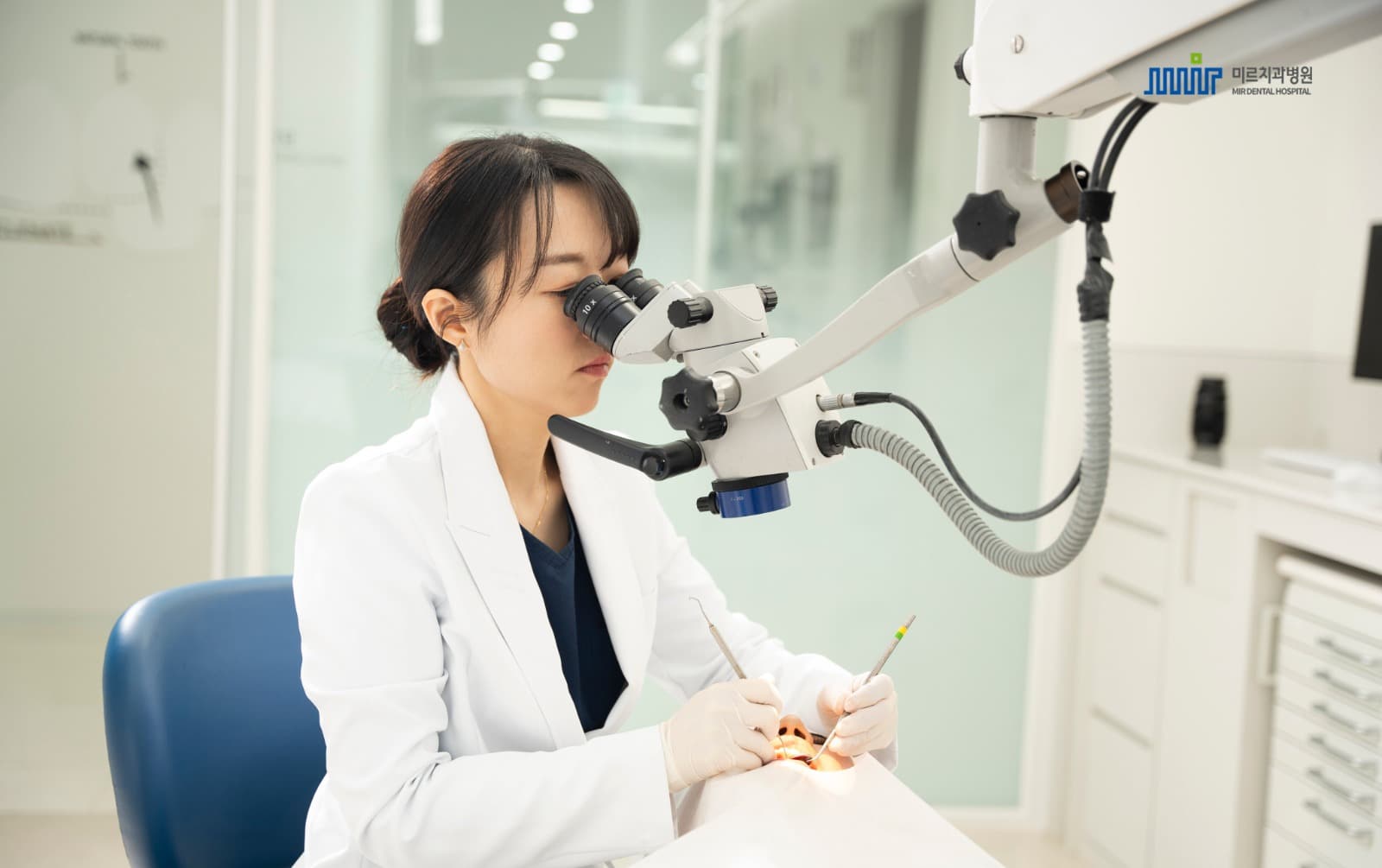 미르치과 병원 라미네이트 전문의가 시술을 하고 있는 장면