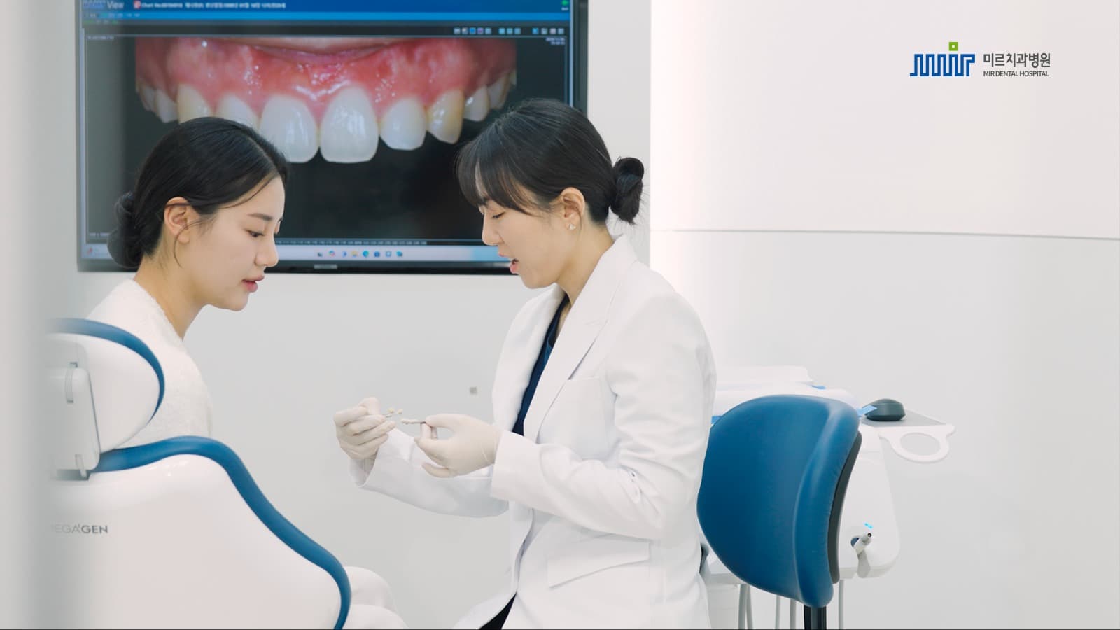 치과를 방문한 한 환자가 미르치과 라미네이트 담당의로부터 상담을 받고 있는 모습
